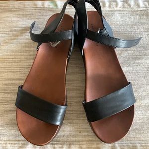 American eagle Sandals with small wedge